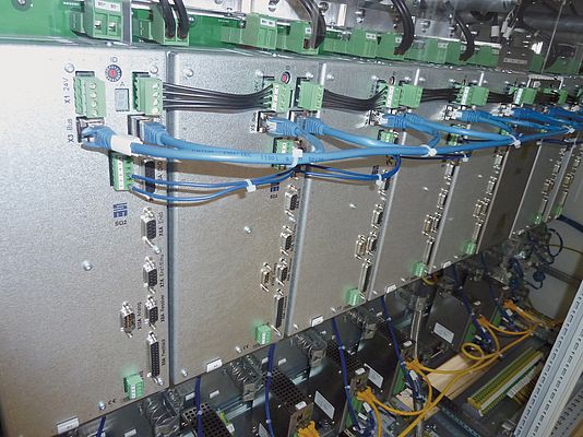 Digital drive amplifiers of the type SD2 control the motors of the presses