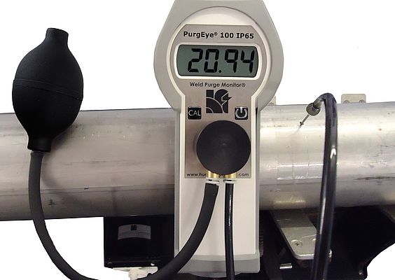 Measuring the oxygen level during welding stainless steel