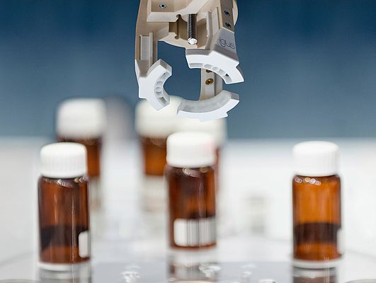 When manufacturing grippers, high-performance plastics can be a cost-effective alternative to aluminium. They are printed in no time, are six times more durable and, in the case of Staußberg & Vosding, are almost 95% more cost-effective. Picture: igus