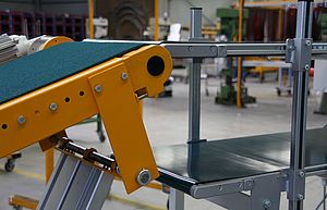 Height-adjustable belt conveyor