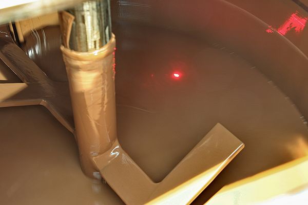 The level of the liquid chocolate in the agitator is detected using time-of-flight measurement without any contact and to the nearest millimetre.