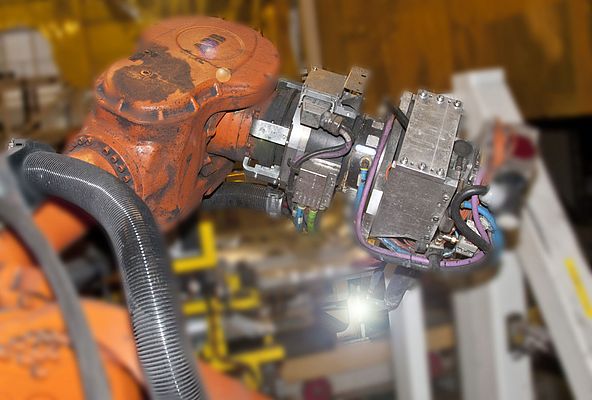 RSP swivel tool changer STC350SWP in operation with a spot welding gun for the wing.