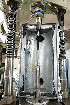 During the test series at Brunel Car Synergies in Bochum the gas springs were heated in a temperature chamber to a constant temperature of 160°C.