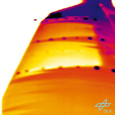 IR image of the upper side of the DO 228 wing during the test flight: the laminar-turbulent transition is clearly visible.