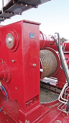 Three of these winches guide the suction pipe, at top left, an encoder detects the rotation of the shaft.