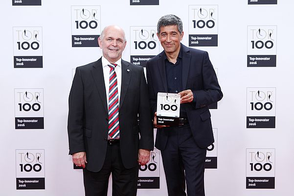 Horst Stumpe, member of the Managing Board of iwis motorsysteme GmbH & Co. KG, and Ranga Yogeshwar, mentor of the TOP 100 competition, at the German SME Summit on 24 June 2016 in Essen