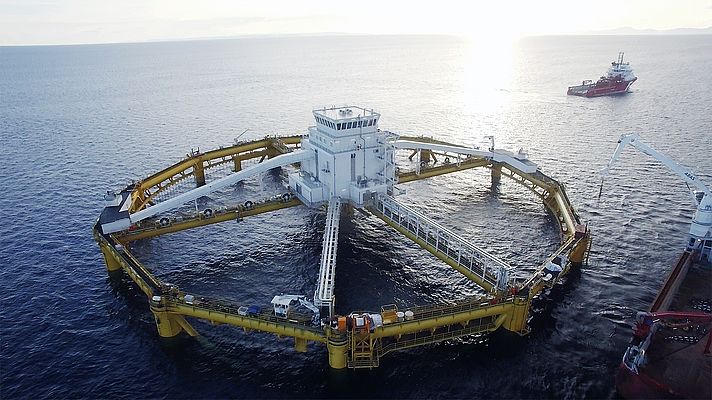Continental’s closed Sicon conveyor belt systems are optimally designed for the gentle and careful transportation of fish feed on Ocean Farm 1 (Photo: SalMar)