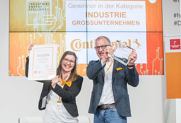 The delighted recipients: Anne Ochsendorf and Stefan Füllgraf from Continental accepted the Industrial Energy Efficiency Award for the Conti Thermo Protect insulation system. © Continental AG