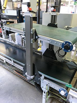The leadscrew linear tables SLW-2080-AWM guarantee synchronised height adjustment for pressing the packed nappies into boxes