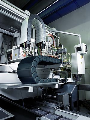 The high protection rating of TKA cable carriers also makes them suitable for use in machine tools
