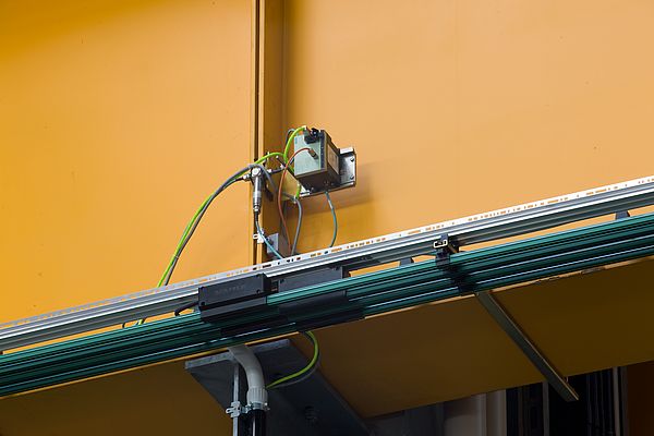 Parallel to the crane track runs a 70 m long RCoax leaky feeder cable that is connected to a Scalance W788-1PRO access point and creates a secure, spatially limited radio field.