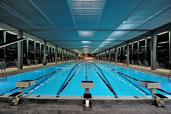 The operator can control and adapt the lighting for the indoor pool to match conditions and use of the pool. The non-glare, indirect lighting provides a pleasant atmosphere.