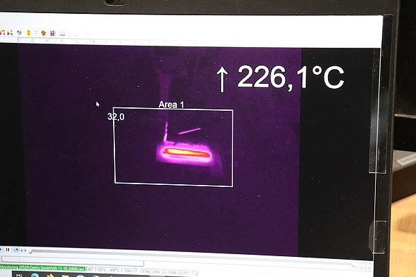 The infrared camera measures the temperatures and their distribution over the entire component, with the software displaying the maximum temperature. Image: Optris/ GEFERTEC