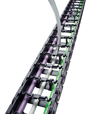 Cables are simply pressed into the cable carriers from the EasyTrax® series manufactured by TSUBAKI KABELSCHLEPP – the fast installation saves time and money. Image: TSUBAKI KABELSCHLEPP