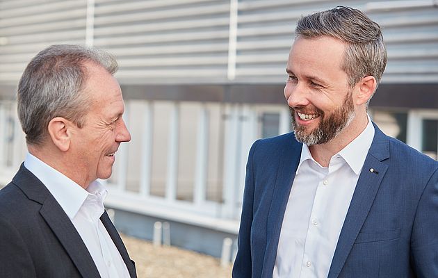 Bruno Ochs, former managing director and Stefan Theiler, the new managing director at SCHURTER