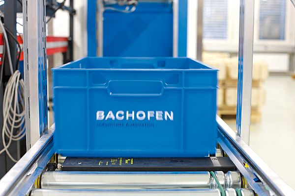 At each floor, three special Q80 read/write heads for roller conveyors read the data tags that are attached to the bottom of the transport boxes – contactless and reliable.