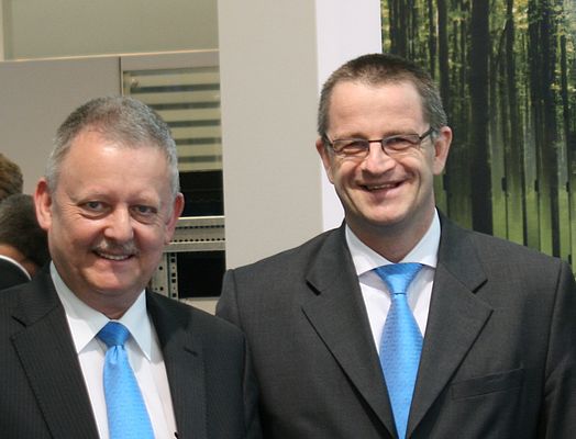 Dr. Martin U. Schefter (right), Business Unit Manager for Industrial Automation and managing director of Eaton Industries Holding GmbH, together with Karl-Heinz Arndt, the SmartWire-Darwin development manager in the Industrial Automation Business Unit at
