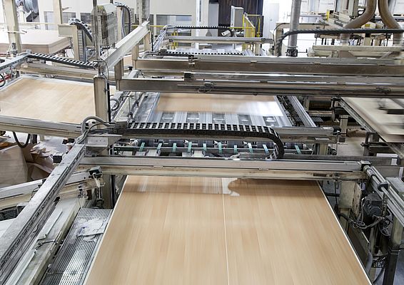 A three-stage handling system puts the individual layers together and transports the boards to the high-pressure press