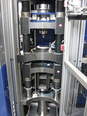 Inside the Komage S/KHA presses (here type S20), production is CNC-controlled and all movements and hydraulic retention of the positions are carried out always as defined by the parameter settings.