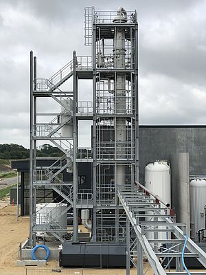 Sulzer’s distillation unit separates different hydrocarbon fractions obtained by depolymerization of plastic waste