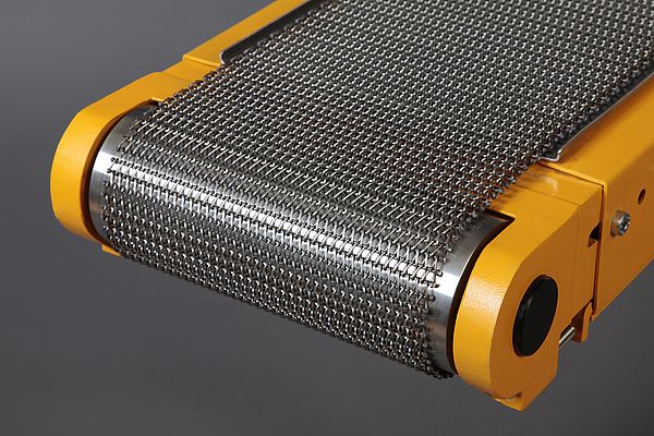 Stainless steel conveyor with link belt