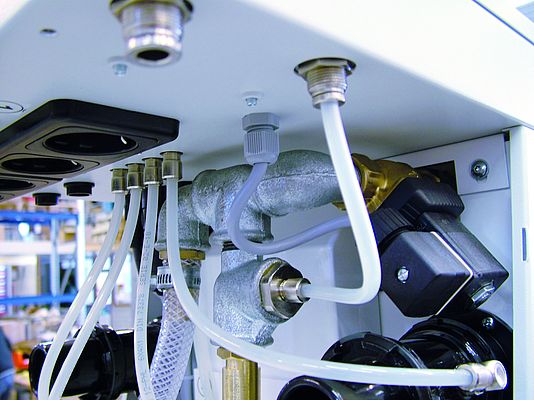 Zubler uses threaded connections with a release sleeve from the Eisele BasicLine for the compressed air connections of the FZ2 Variomatic 4-station suction system (Photo: Zubler)