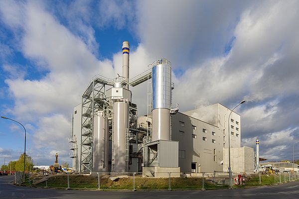 The state-of-the-art biomass heating and power station at Wiesbaden burns around 90,000 tonnes of biomass every year, generating CO2-neutral power and district heating.