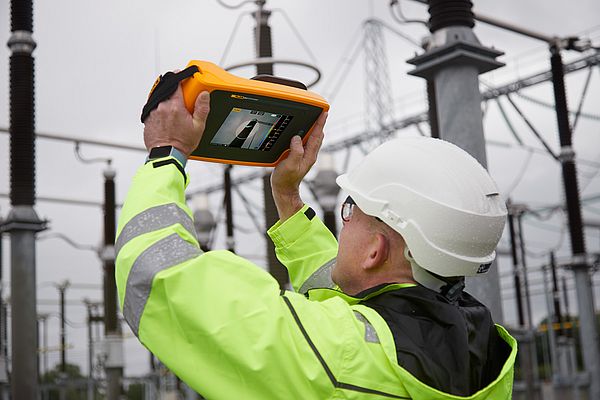 The Fluke™ ii910 Precision Acoustic Imager features a durable handheld casing and seven-inch LCD touchscreen which overlays a SoundMap™ on a visual image for the rapid identification of corona discharge or leaks between frequencies of 2-100 kHZ.
