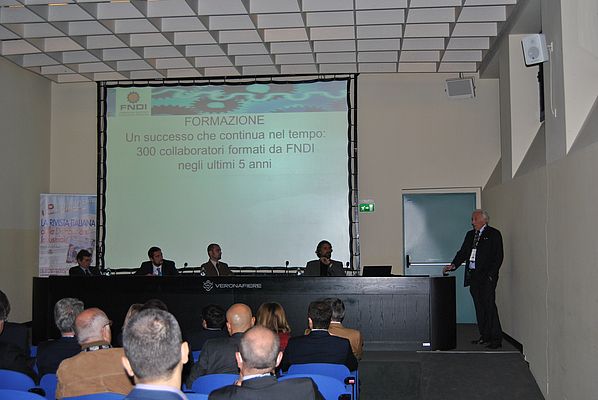 Paolo Mambretti, presidente FNDI, durante l'apertura del convegno