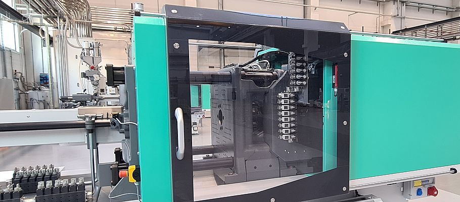 L’impianto prevede una serie di presse per stampaggio a iniezione con a monte un impianto di caricamento automatico