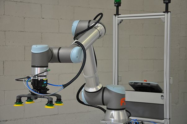 Gripper piCOBOT® in versione customizzata speciale, con braccio aggiuntivo a 4 ventose, impiegato da Effedi Automation nella cella di palletizzazione collaborativa Flexipall