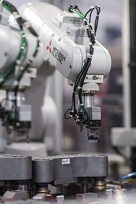Robot antropomorfi per la produzione di connettori elettrici