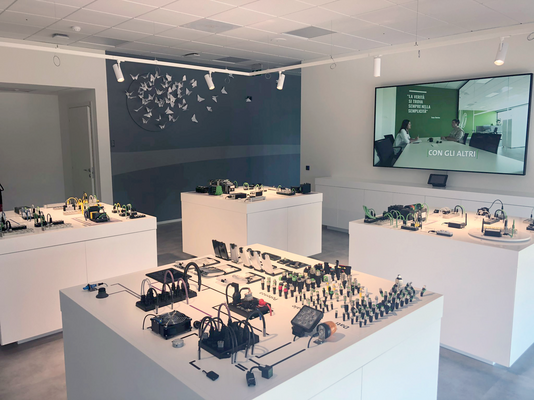Lo showroom ospita le soluzioni tecnologiche proposte dall’azienda, per un'esperienza immersiva alla scoperta del mondo Murrelektronik