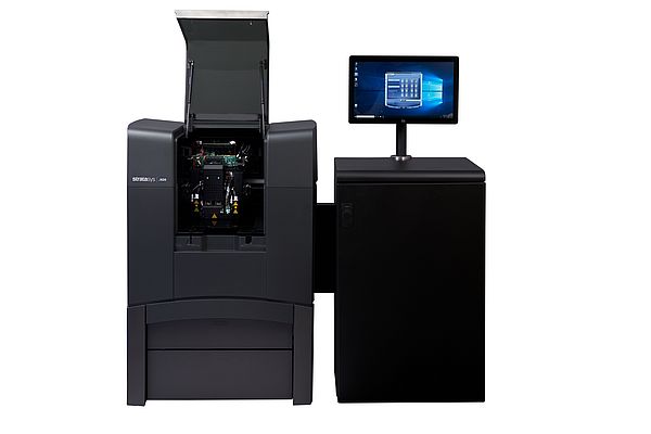 La stampante 3D Stratasys J826 estende le potenzialità delle stampanti 3D della serie J8, andando incontro alle necessità di stampa 3D di imprese di medie dimensioni e di centri di formazione