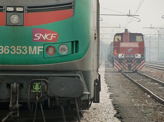 La manovra, senza la quale non vi sarebbe trasporto merci per ferrovia (Piacenza, gennaio 2011)