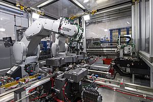 Robot antropomorfi per la produzione di connettori elettrici
