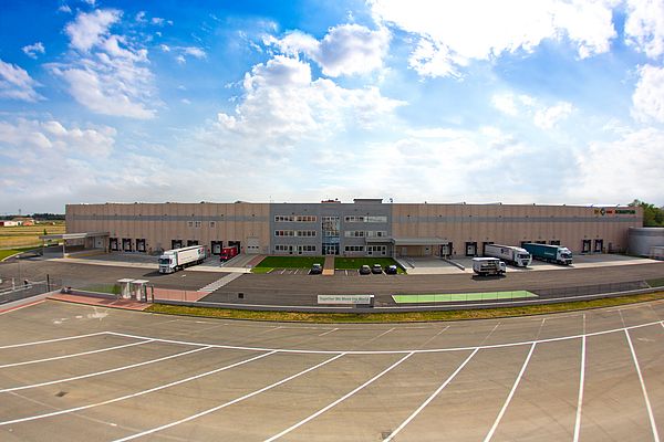 Con una superficie di 17000 metri quadrati, 3600 posti pallet ed un magazzino automatizzato, il Centro Logistico di Carisio è in grado di incrementare la qualità e la velocità del servizio logistico per offrire un servizio di consegne d'eccellenza