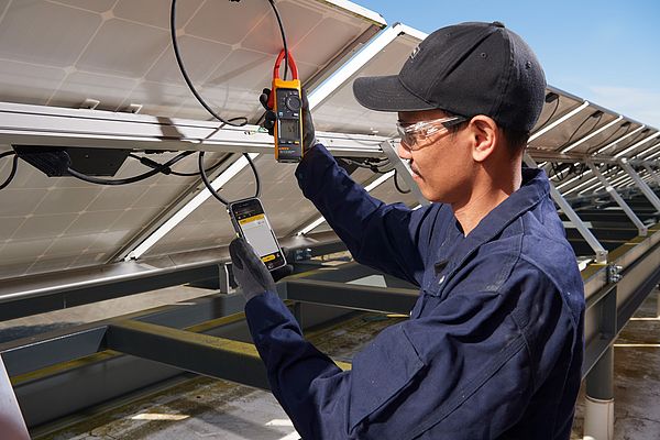 I multimetri Fluke 393 e 393 FC permettono agli addetti alla manutenzione di configurare rapidamente gli impianti fotovoltaici
