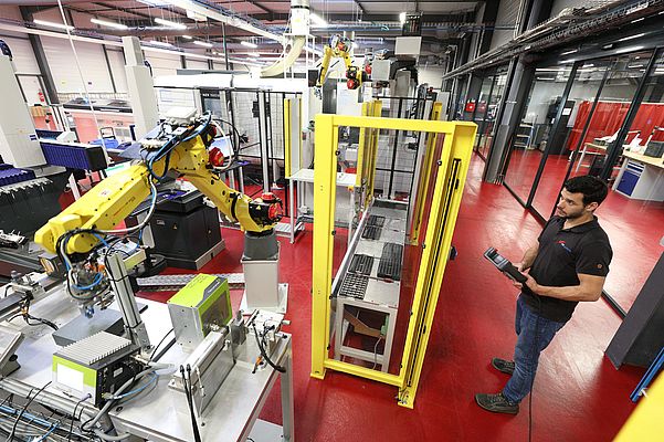 In JPB Système le macchine robotizzate nelle attività di produzione integrano il lavoro dei dipendenti