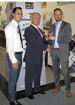 da sinistra a destra: Damien Croft, Head of Sales di MH Connectors; Adrian Robinson, Presidente e CEO di EDAC Group; Phil Dock, Global Head of Product & Supplier Management di RS Components