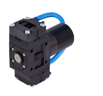 La micro pompa a membrana per vuoto NMP 830.3 HP di KNF raggiunge un vuoto massimo di 55 mbar (ass.) per un controllo della pressione preciso e flessibile nelle pinze a vuoto per bracci robotici