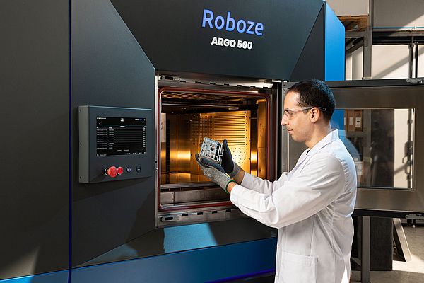 La stampante 3D ARGO 500 è dotata di tecnologia di automazione, per integrare con precisione e controllo la produzione additiva nel flusso di lavoro