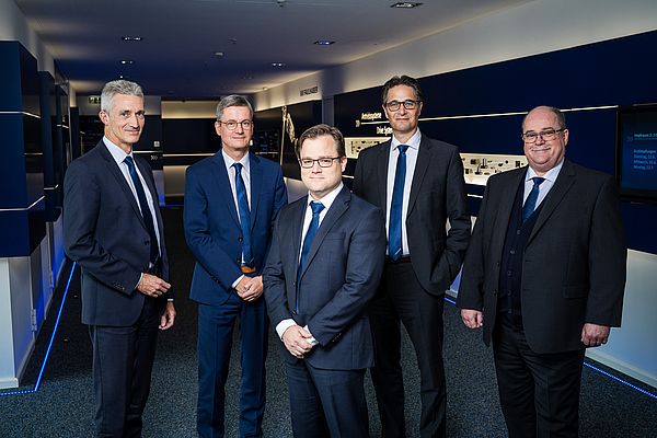 Il gruppo dirigenziale a partire dal 2022: Karl Faulhaber (al centro), Dr. Udo Haberland, Lutz Braun, Markus Dietz, Hubert Renner (fila dietro, da sinistra) © FAULHABER