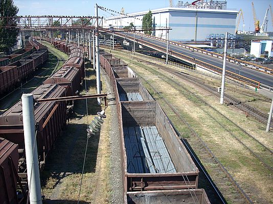 Teoria di carri alte sponde e tramogge pronti per il carico (Porto di Odessa, agosto 2008)