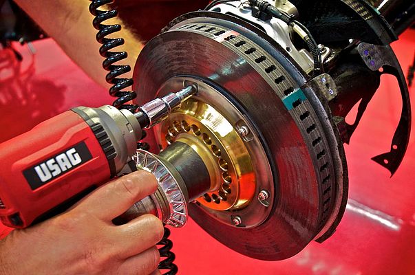 Gli utensili pneumatici USAG messi alla prova dalla Scuderia Toro Rosso