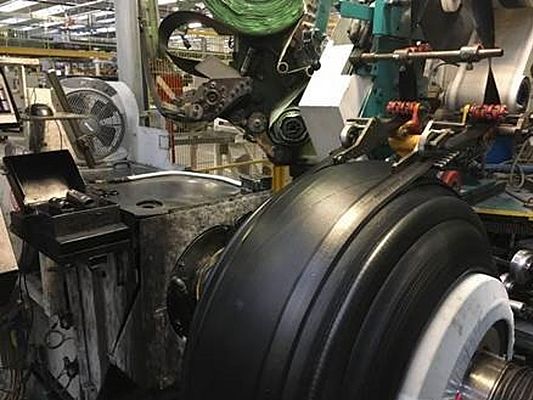 Nello stabilimento di Spinetta Marengo lo pneumatico si muove sui Conveyor e viene manipolato in produzione ad una velocita di 0,40m al secondo, 24 m al minuto