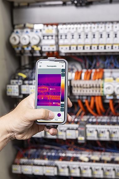 Testo presenta la termocamera testo 860i per smartphone: una soluzione smart per misure rapide e precise nel settore dell’impiantistica e in molte altre applicazioni