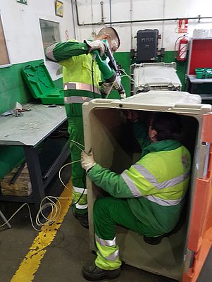 La saldatura a estrusione per la manutenzione efficiente dei cassonetti in plastica di Madrid