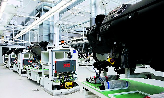 Gli Automated Guided Vehicle (AGV) collegano anche in rete le singole fasi di produzione con i processi di assemblaggio