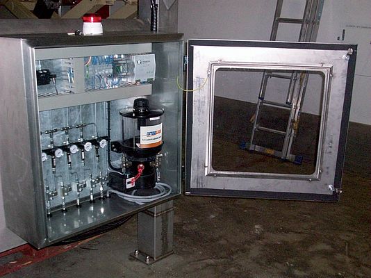 Esistono molti tipi di sistemi di lubrificazione centralizzata disponibili per un intero impianto. Il tipo più comune è il sistema a circolazione dell’olio, come questo di Interlube